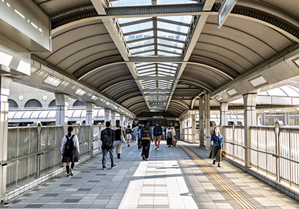 歩道橋を渡り、突き当たりを左に進みます。